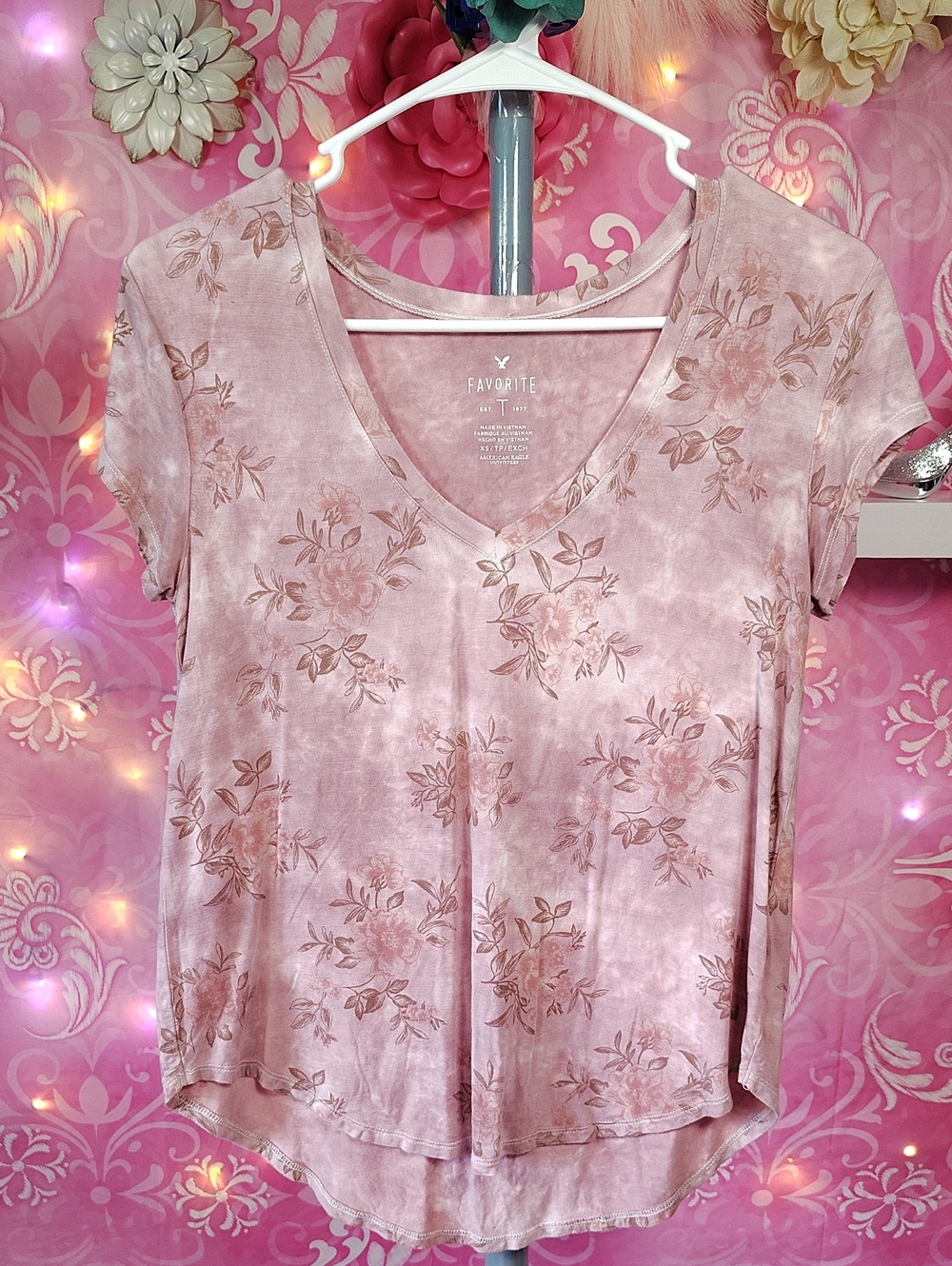 American Eagle Outfitters Dusty Pink Floral V-Neck Short Sleeve Tee